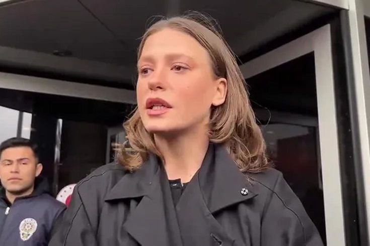Yakalama kararı çıkarılan Serenay Sarıkaya'dan ilk açıklama! 18 ünlü isim gözaltına alındı