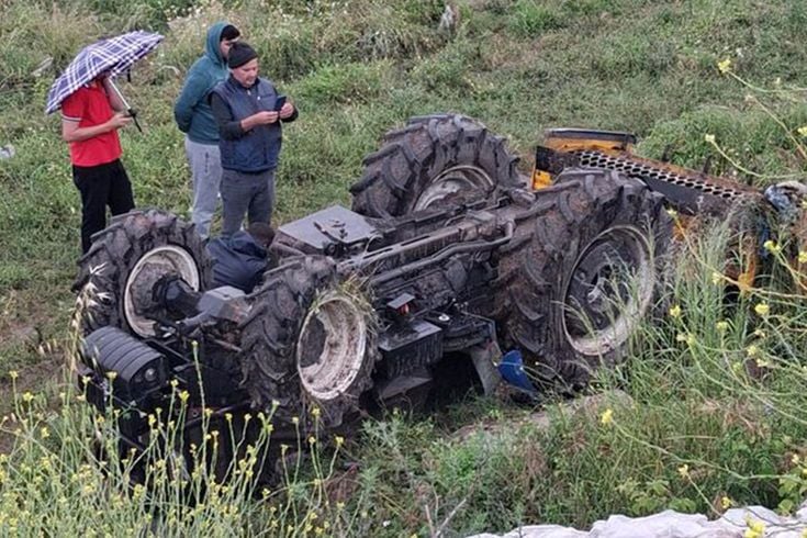 Devrilen traktörün altında yaşamını yitirdi