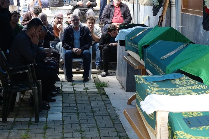 5 kişilik aile yan yana toprağa verildi! Muhtarın sözleri kahretti: Çocuklar paramparça olmuş