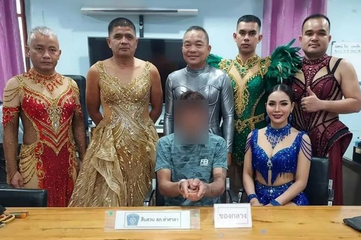 Tayland polisi operasyon için pullu kostüm giyip makyaj yaptı