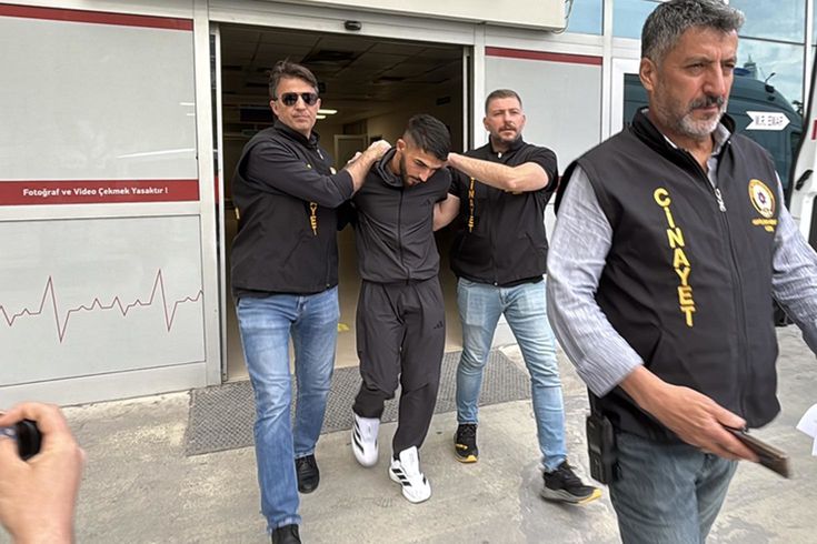 Birlikte olmayın deyip annesinin sevgilisini öldürdü