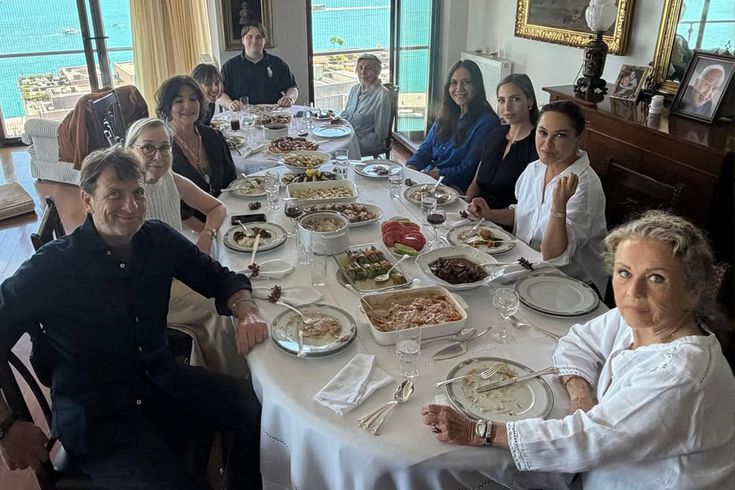 Kaya Çilingiroğlu, eski eşleri Hülya Avşar ve Feraye Tanyolaç ile bayramda bir araya geldi