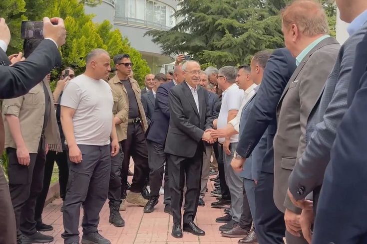 Kılıçdaroğlu evinin önünde partililerle bayramlaştı! Programa Gürsel Tekin de katıldı