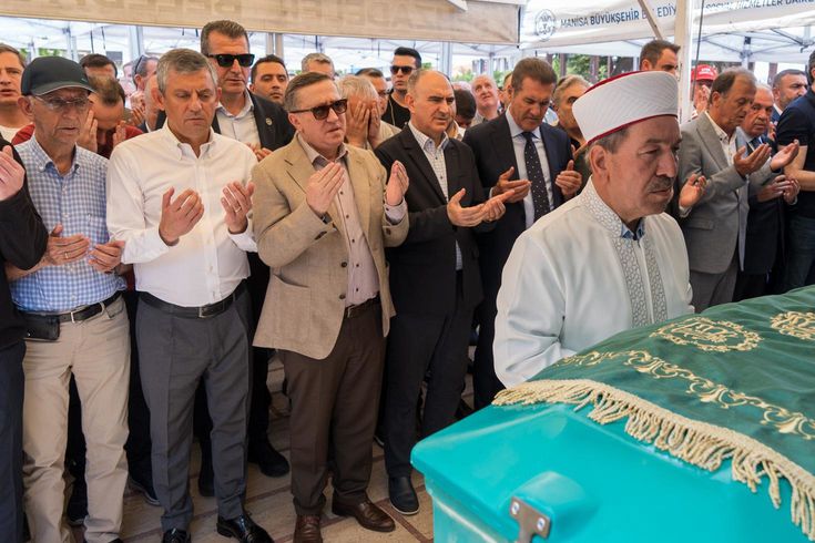Özgür Özel, amcasını son yolculuğuna uğurladı