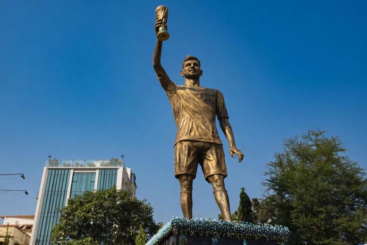 Messi'nin heykeli yıkılıyor