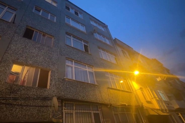 Fatih'te cam silerken 5'inci kattan apartman boşluğuna düşen kadın öldü