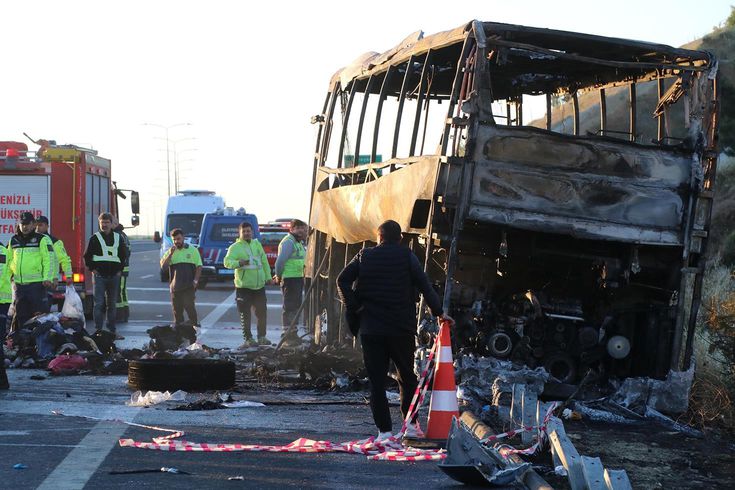 Denizli'de bariyerlere çarpan yolcu otobüsü alev aldı: 8 ölü