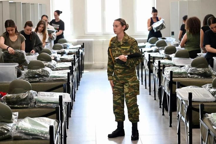 Yunanistan'da bir ilk! Kadınlar asker ocağına girdi