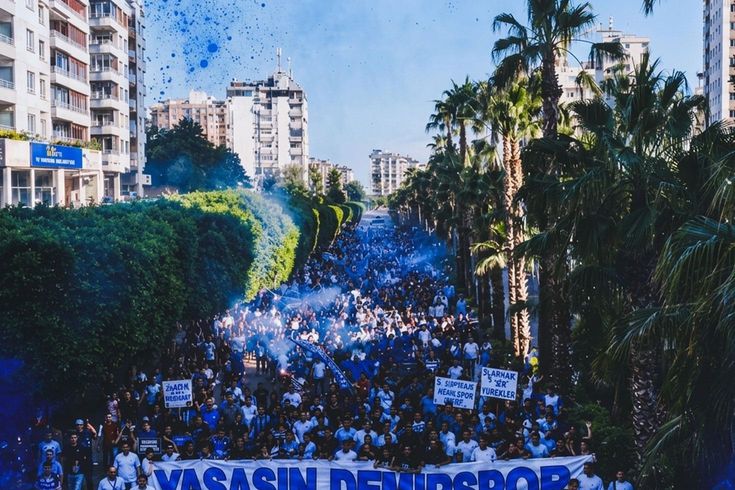 Ligi eksi 57 puanla tamamlamışlardı! Adana Demirspor taraftarı sokaklara indi