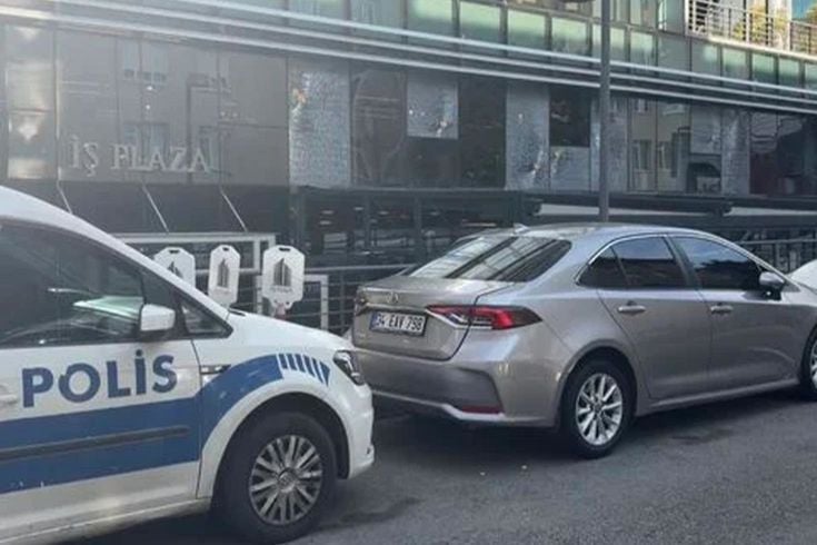 Beykoz'da iş merkezine silahlı saldırı; şüpheliler motosikletle kaçtı