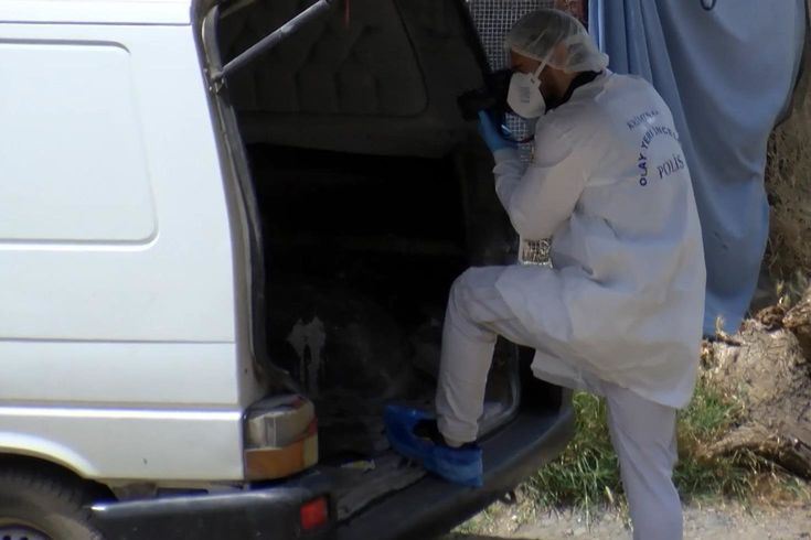 Park halindeki araçta korkunç sır! Oyun oynayan çocuklar buldu