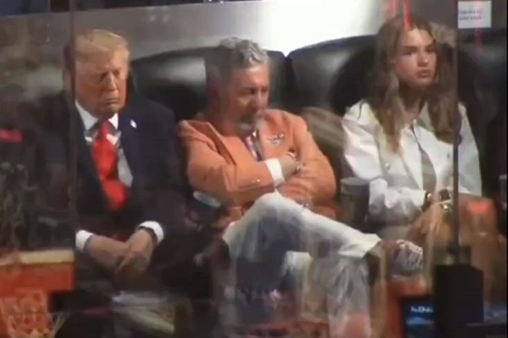 Trump'ın maç keyfi kısa sürdü! Kameralar her şeyi kaydetti