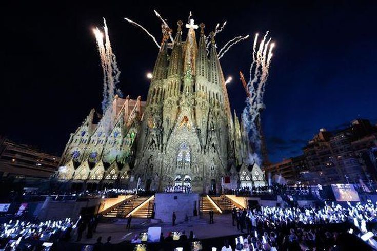 100 yıllık hayal gerçek oldu: Dünyanın en yüksek kilisesi Sagrada Familia'da dev kule tamamlandı