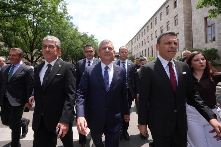 Özgür Özel'in ekibinden 28 CHP Parti Meclisi üyesi istifa etti