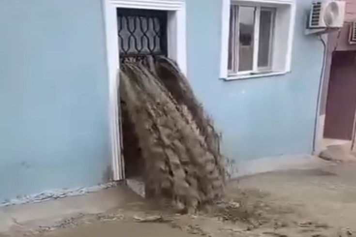 Sel suları evinin içinden geçti: Ölümden döndü