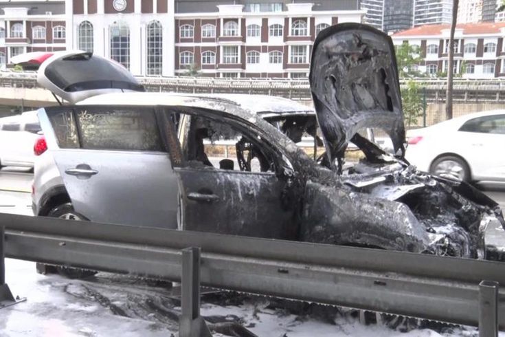 Üsküdar'da alev alev yanan SUV kullanılamaz hale geldi