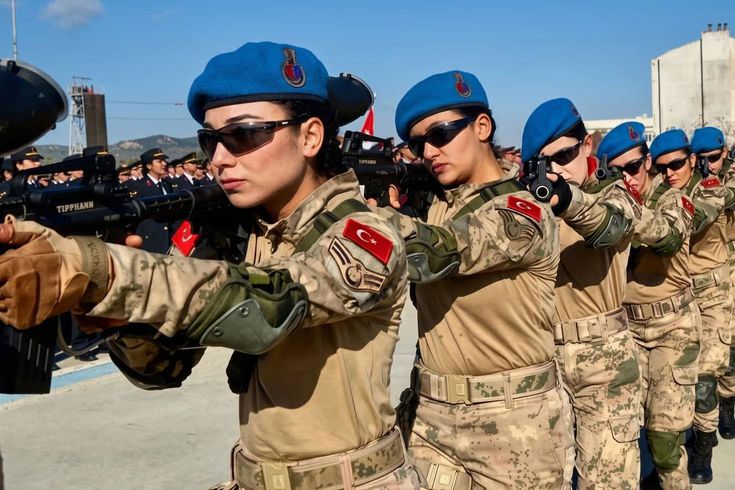 Meclis'e kadınlar da askere alınsın başvurusu