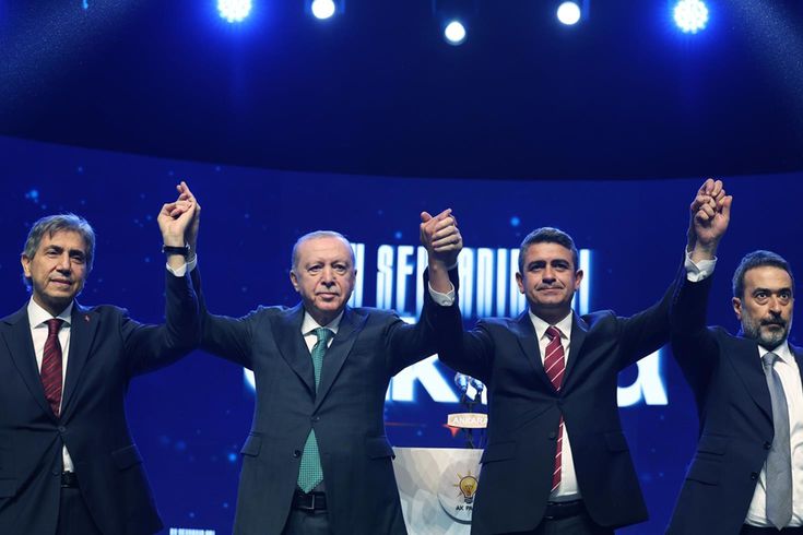 Levent Koç, AK Parti'ye geçti! Rozetini Cumhurbaşkanı Erdoğan taktı