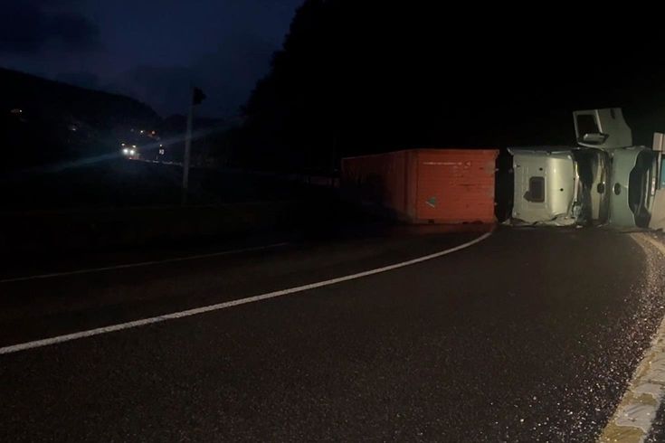 Askeri mühimmat yüklü tır devrildi, yol ulaşıma kapatıldı