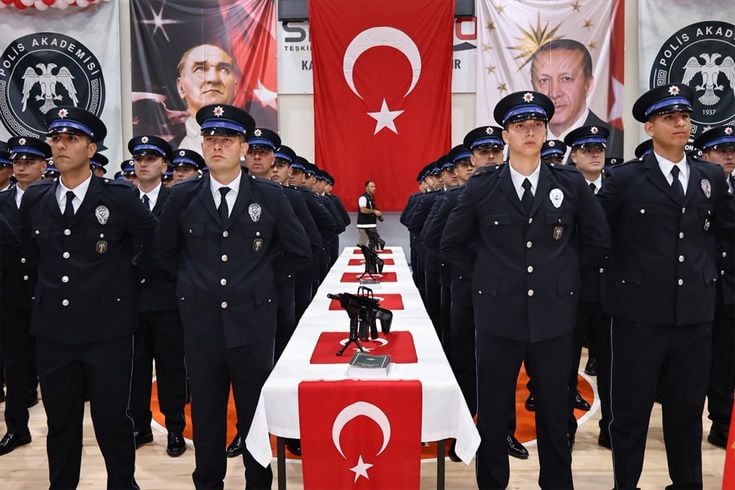 Amasya'da polis adaylarının gurur günü: Mezuniyeti Erik dalı oynayarak kutladılar