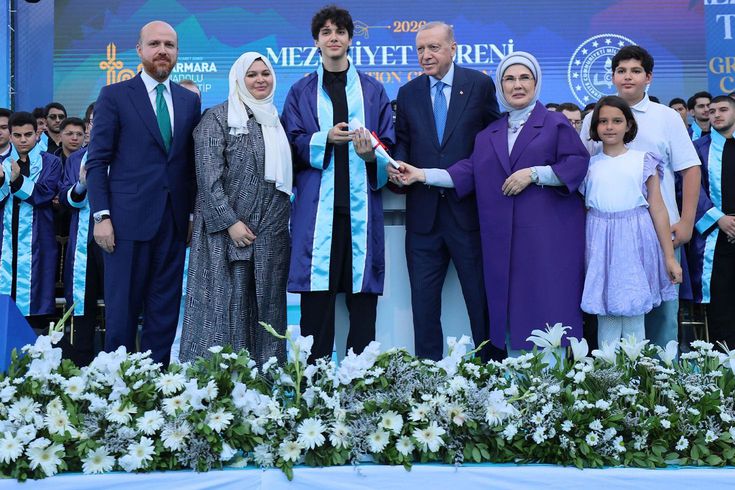 Cumhurbaşkanı Erdoğan'ın torunu Ömer Tayyip mezun oldu! Diplomasını bizzat kendi verdi