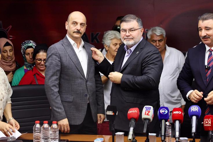 AK Parti'de toplu rozet töreni! İzmir'de 370 kişi aynı anda partiye katıldı
