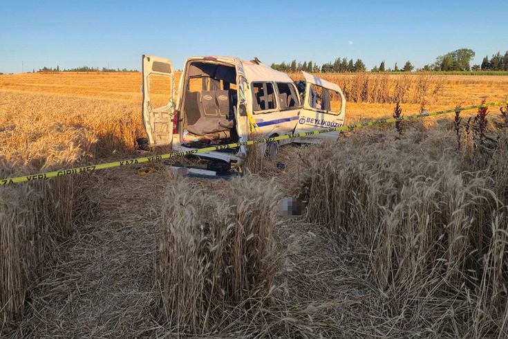 Silivri'de yolcu minibüsü tarlaya uçtu: 2 ölü, 10 yaralı