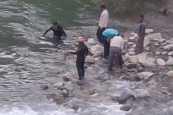 Bitlis'te dereye giren 3 kardeşten biri hayatını kaybetti, birini babası kurtardı, diğeri ise kayıp