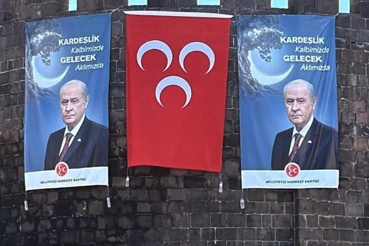 DEM Parti'nin kalesine MHP ve Bahçeli'nin pankartları asıldı