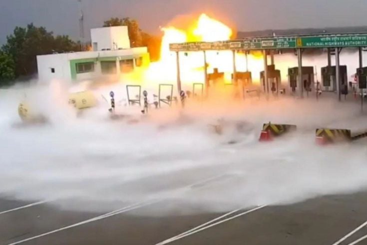 Gişelere çarpan tanker alev topuna döndü: 5 kişi hayatını kaybetti
