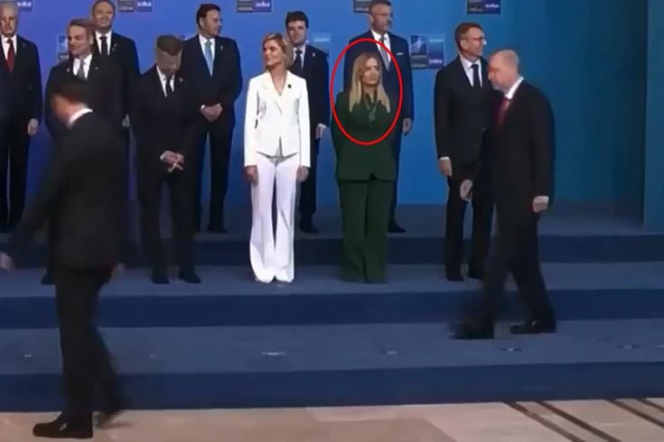 Aile fotoğrafında dikkat çeken an! Meloni, Trump'ı görünce başını çevirdi