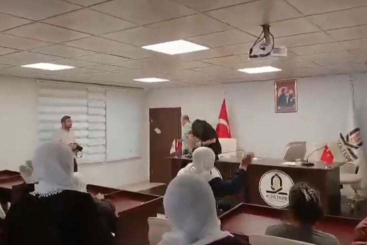 Müstehcen görüntülerini ortaya çıkmasının ardından DEM Parti’den istifa eden Kızıltepe Belediye Başkanı İpek'e yumurtalı protesto