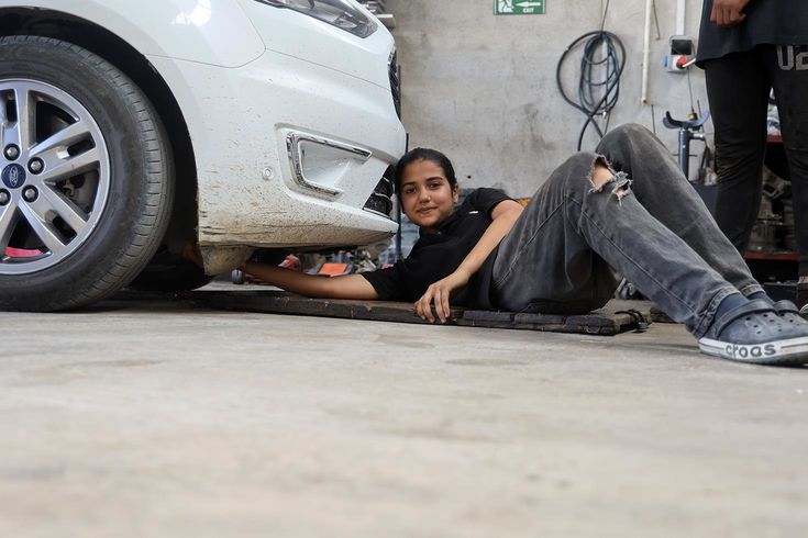 15 yaşındaki Nehir Usta çıraklarına ders veriyor