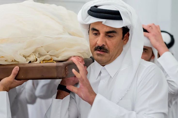 Katar Eski Emiri Şeyh Hamad Bin Halife Al Sani son yolculuğuna uğurlandı, tabutunu oğlu omuzladı
