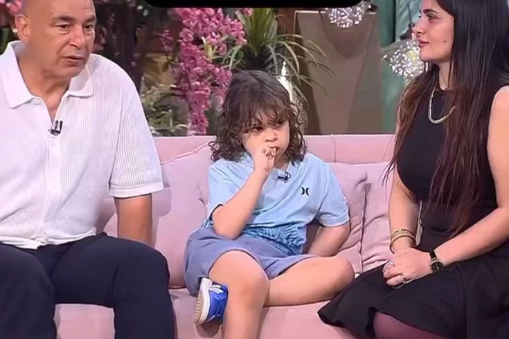 Eşinin kadın sunucuyla göz göze gelmemesi için yaptığı şeye bakın