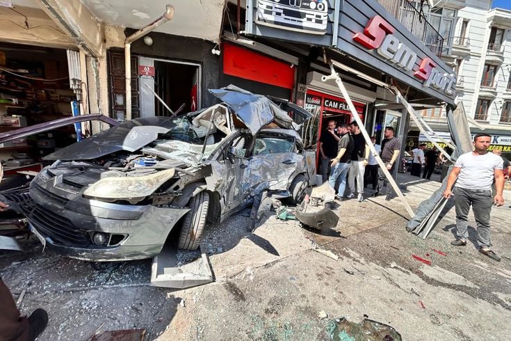 Ankara'da korkunç kaza! EGO otobüsü iş yerine daldı, çok sayıda yaralı var