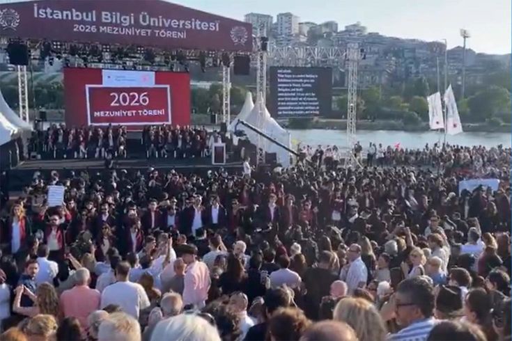 Bilgi Üniversitesi'nin mezuniyet töreninde rektör protesto edildi