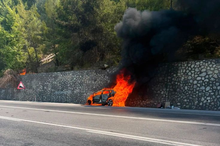 Tatilden dönen aile kabusu yaşadı: Alev alan otomobilden canlarını zor kurtardılar