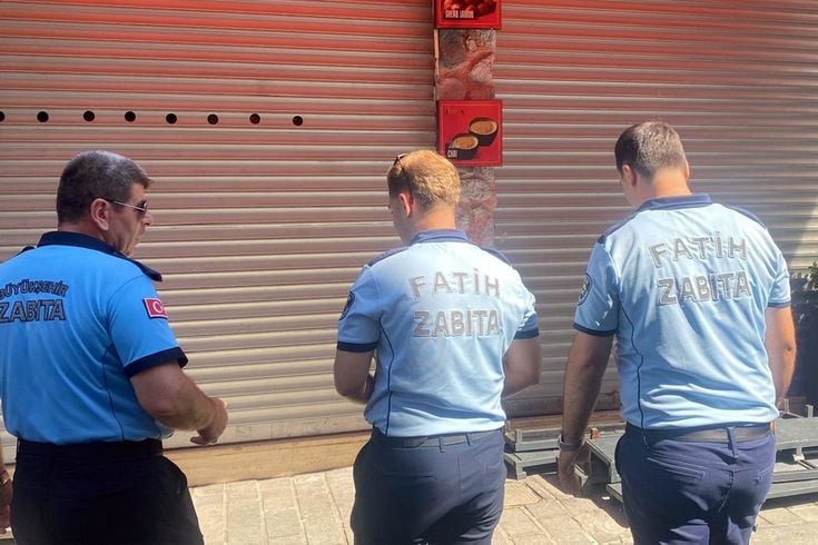 Mühürlü boş dükkandan yayılan kötü koku ekipleri harekete geçirdi