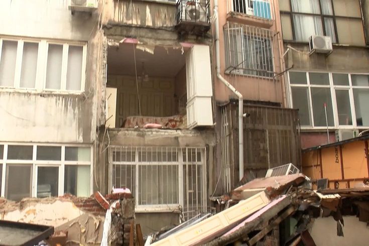 Şişli’de binanın duvarı çökünce mahalleli deprem oldu zannetti