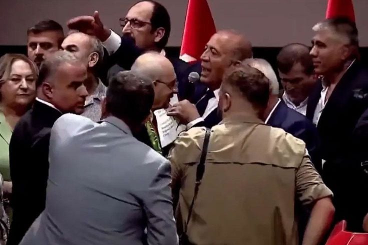 Kılıçdaroğlu rozet takarken Gürsel Tekin görevlileri fırçaladı: Sizi gerçekten bir dersten geçireceğim