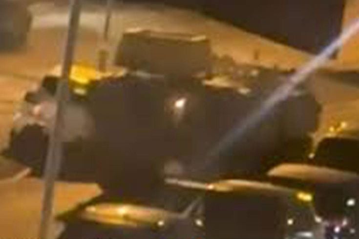 İngiltere’de askeri üste iki alkollü asker zırhlı araçla park halindeki taşıtlara çarptı