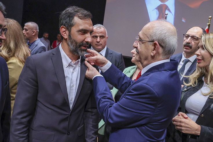 İstanbul Cumhuriyet Başsavcılığı'ndan CHP'nin rozet törenine 'figüran taşındı' iddiasına soruşturma
