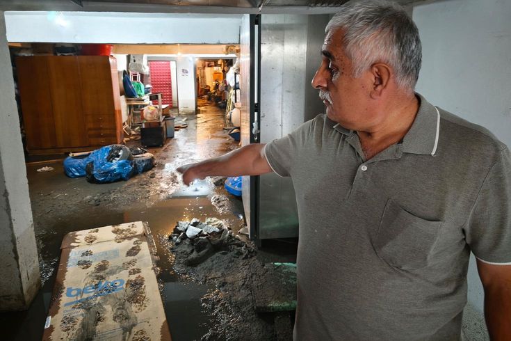 Ankara Büyükşehir Belediyesi'nin yol çalışmasından sonra binasını iki kere kanalizasyon suları basan vatandaş isyan etti