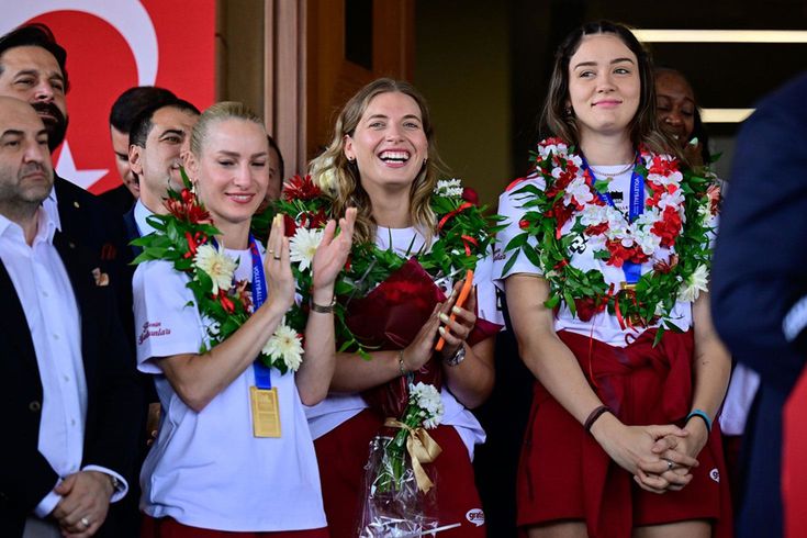Şampiyon Filenin Sultanları Türkiye'de! Çiçeklerle karşılandılar
