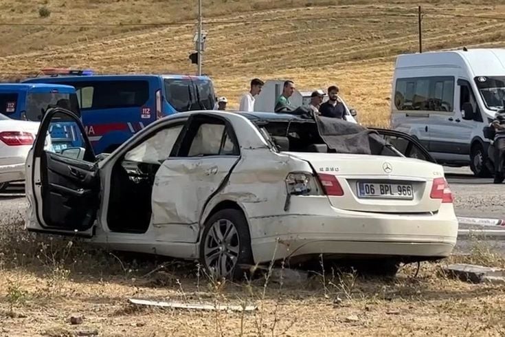 Çankırı'da tır-otomobil çarpıştı: 3 ölü, 2 yaralı
