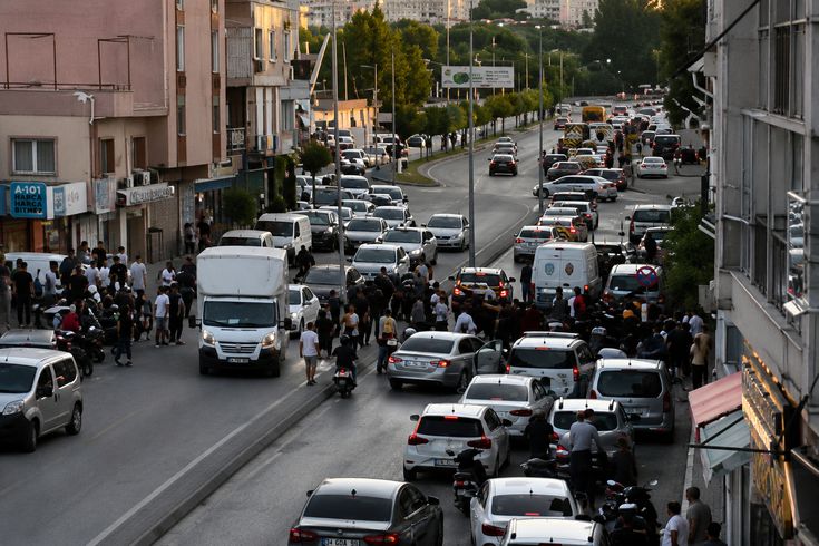 Adana'da husumetlilerin silahlı çatışmasında yoldan geçen genç vurularak öldü