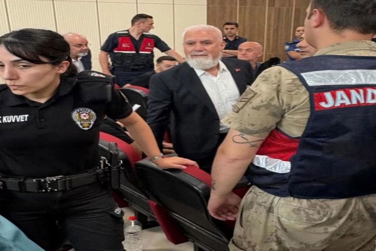 Görevinden uzaklaştırılan Büyükşehir Belediye Başkanı Bozbey'in yargılanmasında 16 kişiye tahliye
