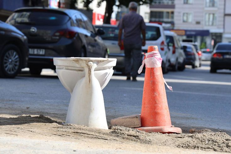 Kanalizasyon kapağındaki ’klozetli önlem’ şaşırttı