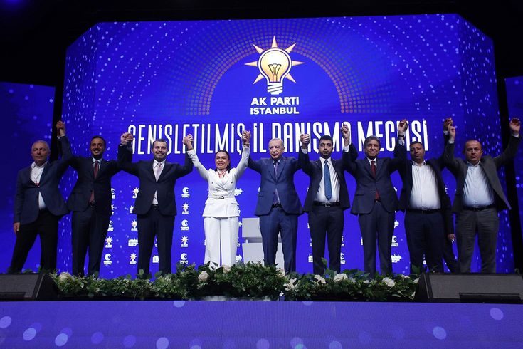 İstanbul'da üç ilçe belediye başkanı AK Parti'ye geçti